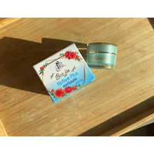 Load image into Gallery viewer, Bujin cream comes in two formulas: a cream for treating freckles and dark spots,