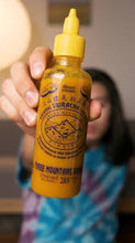 Load image into Gallery viewer, Chili Sauce Sriracha Yellow Strong Hot Three Mountains Brand Original 285g