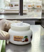 Load image into Gallery viewer, IV Rich Coconut Face Cream. Smooth and soft texture, leaves skin bright and radiant. 100 grams.